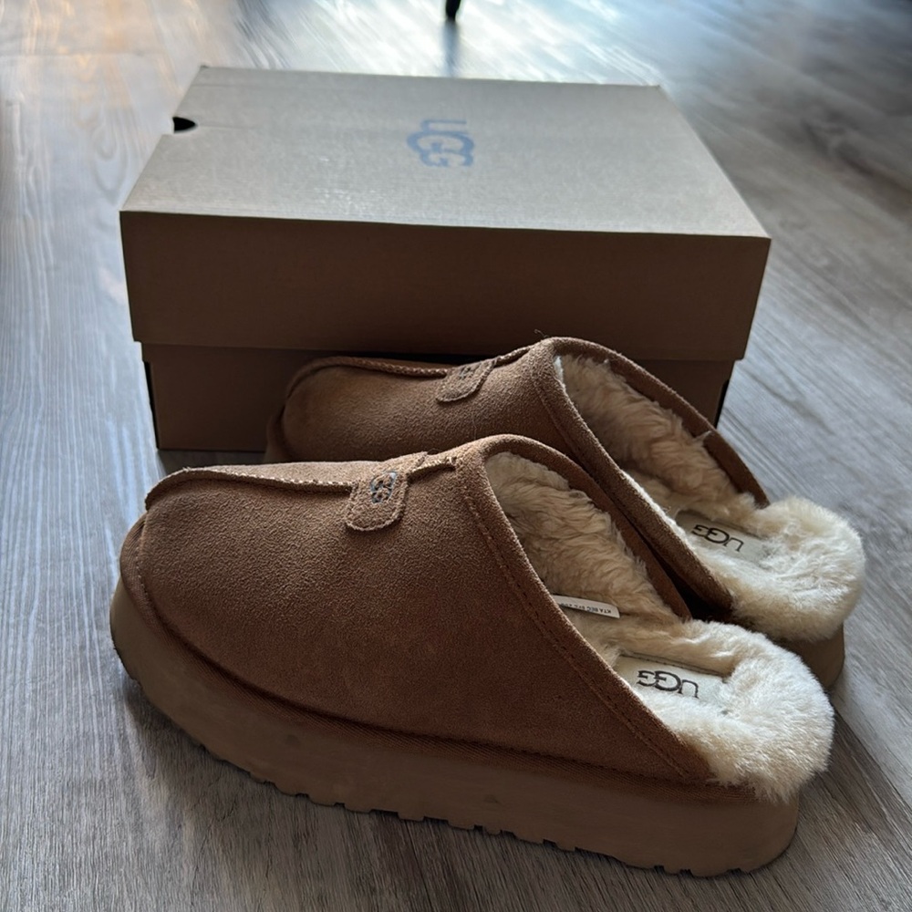 Ugg furry slippers in color chestnut